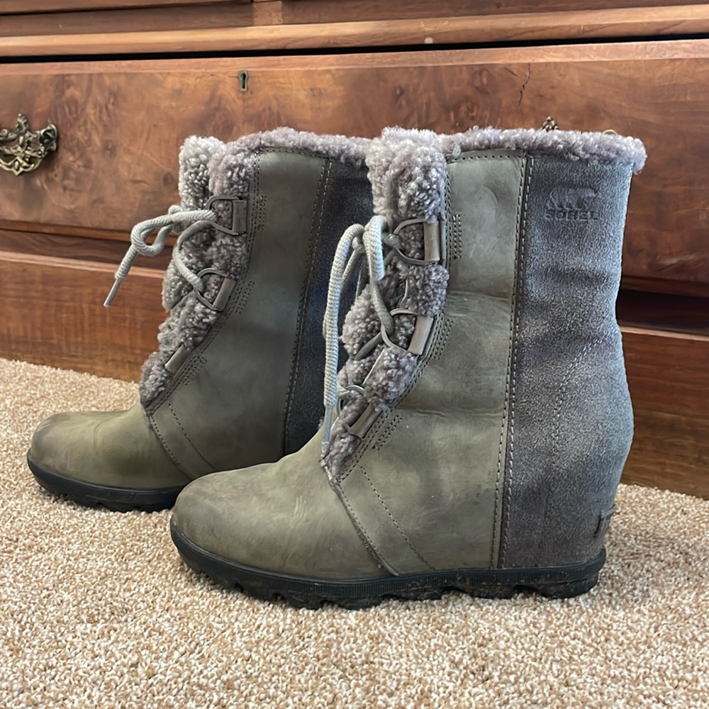 Gently used Sorel wedge booties, green and gray, 9.